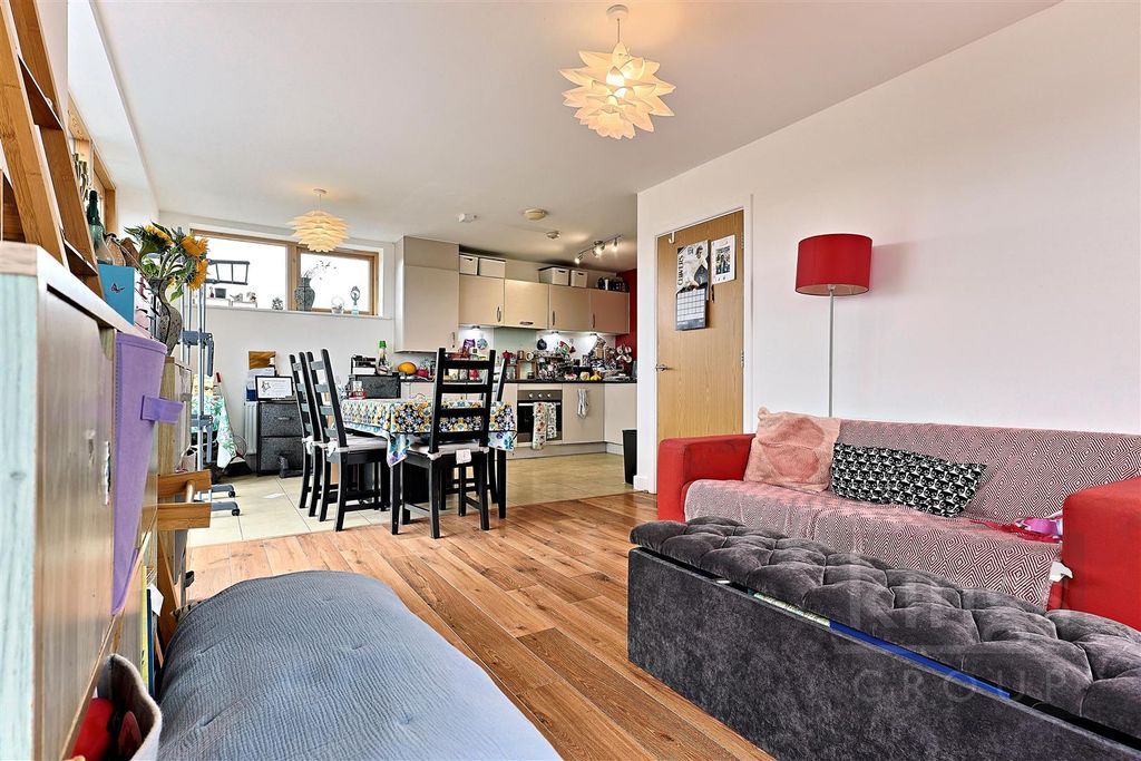 Property photo 3 of 21 Lounge