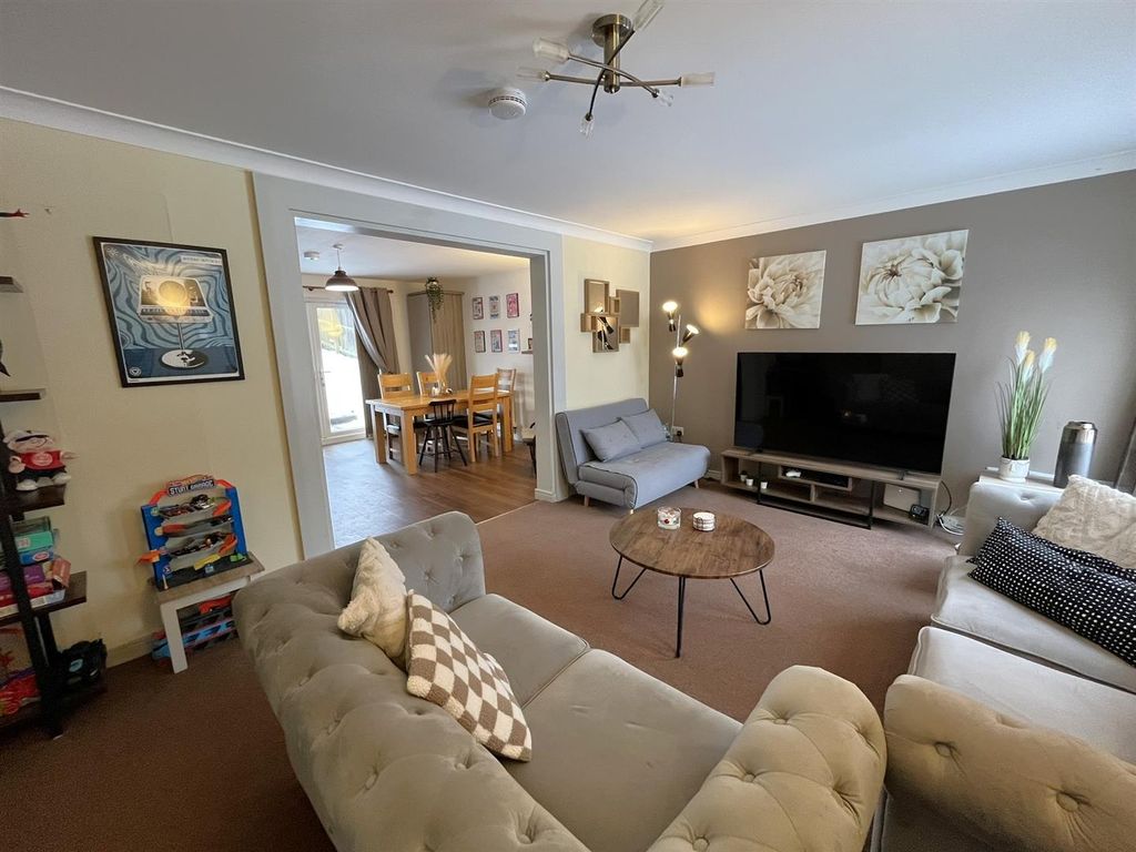 Property photo 3 of 21 Lounge