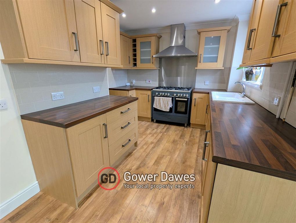 Property photo 2 of 17 Kitchen