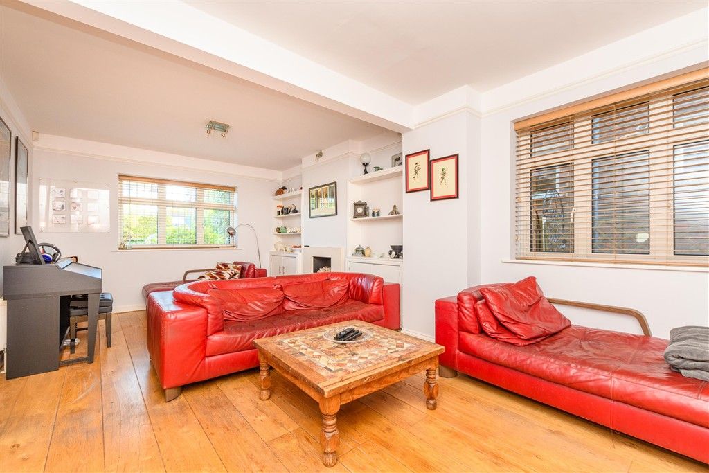 Property photo 1 of 22 Lounge