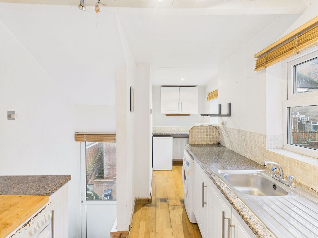 Property photo 3 of 9 Kitchen