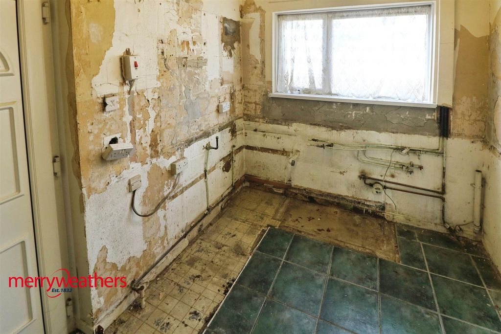 Property photo 3 of 12 Kitchen