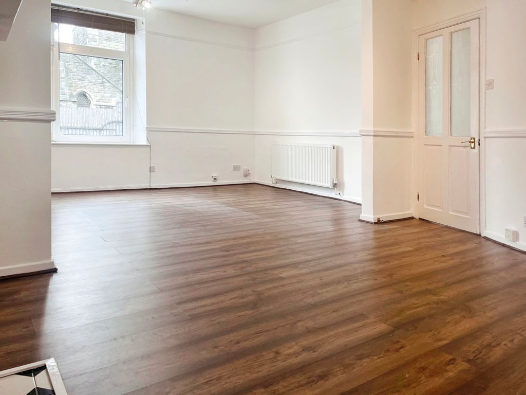 Property photo 3 of 18 Living Room