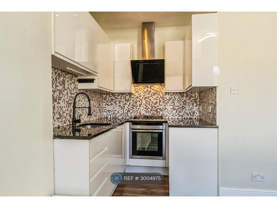 Property photo 3 of 20 Kitchen