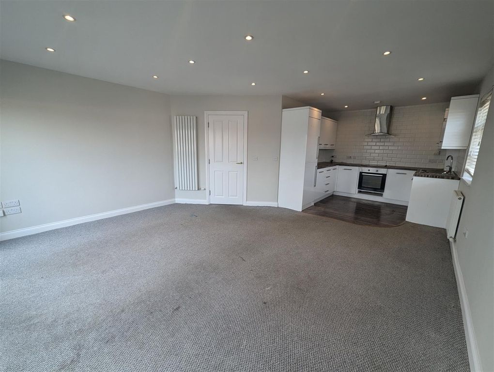 Property photo 3 of 8 Lounge/Kitchen