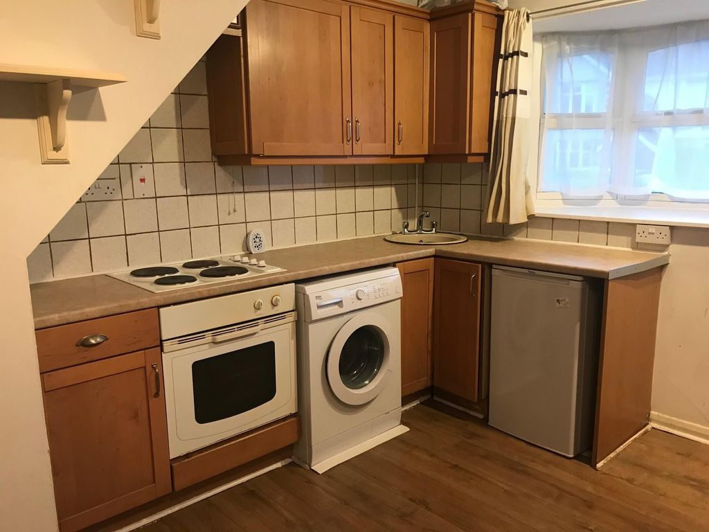 Property photo 2 of 9 Kitchen