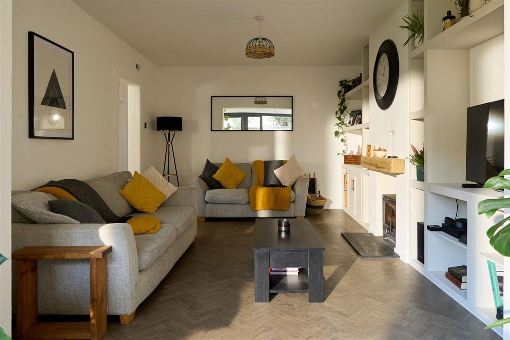 Property photo 2 of 40 Lounge_002.Jpg