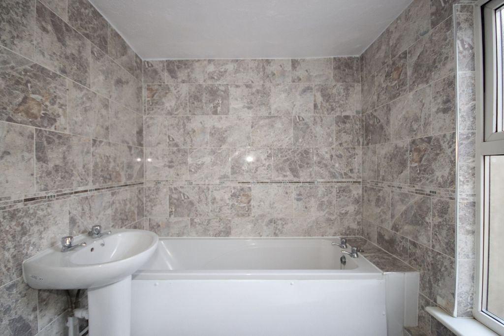 Property photo 2 of 7 Bathroom