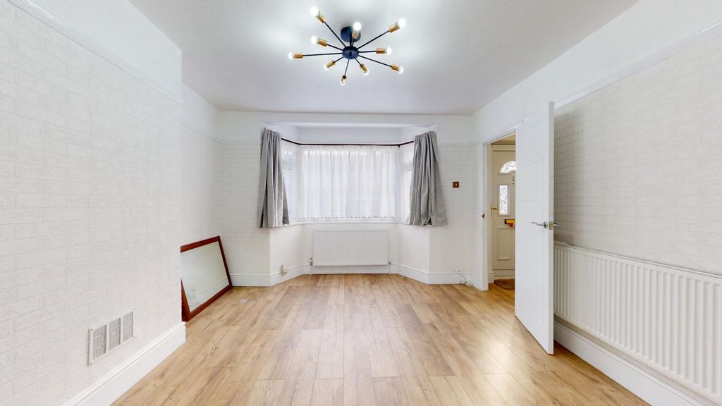 Property photo 3 of 11 Gallery