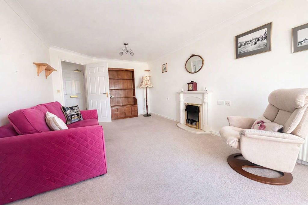 Property photo 2 of 17 Lounge