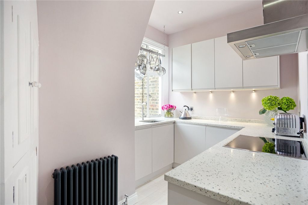 Property photo 3 of 9 Kitchen