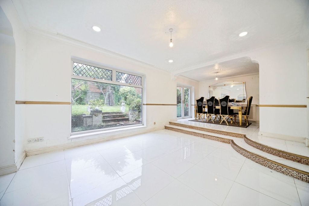 Property photo 2 of 25
