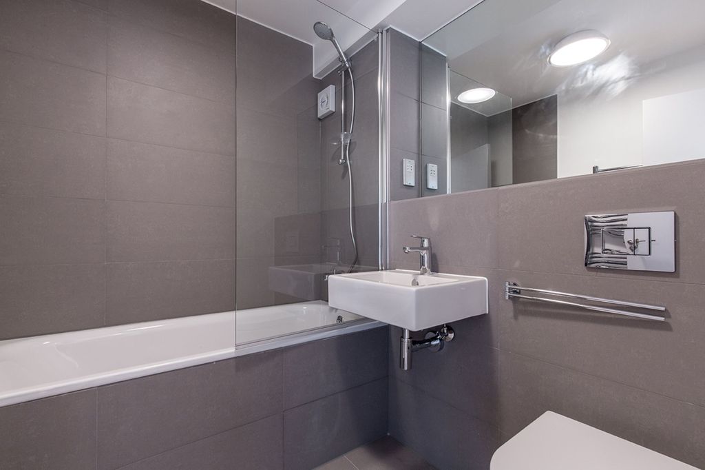 Property photo 3 of 10 Bathroom