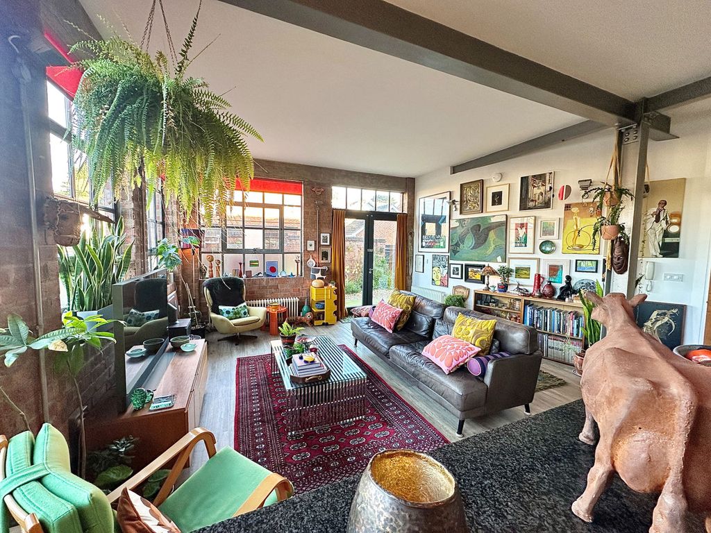 Property photo 3 of 28