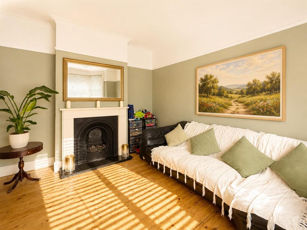 Property photo 1 of 20 Havering Rd, Rm1 For Sale By Barrain London Estate