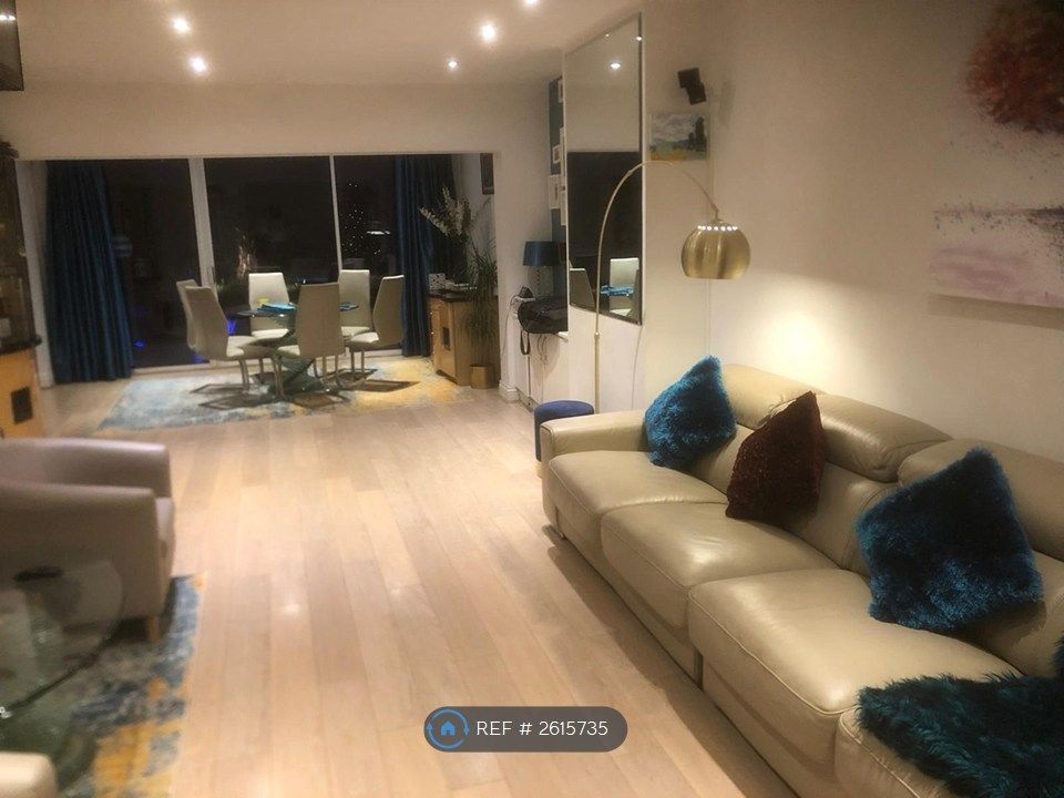 Property photo 1 of 31 Living Room