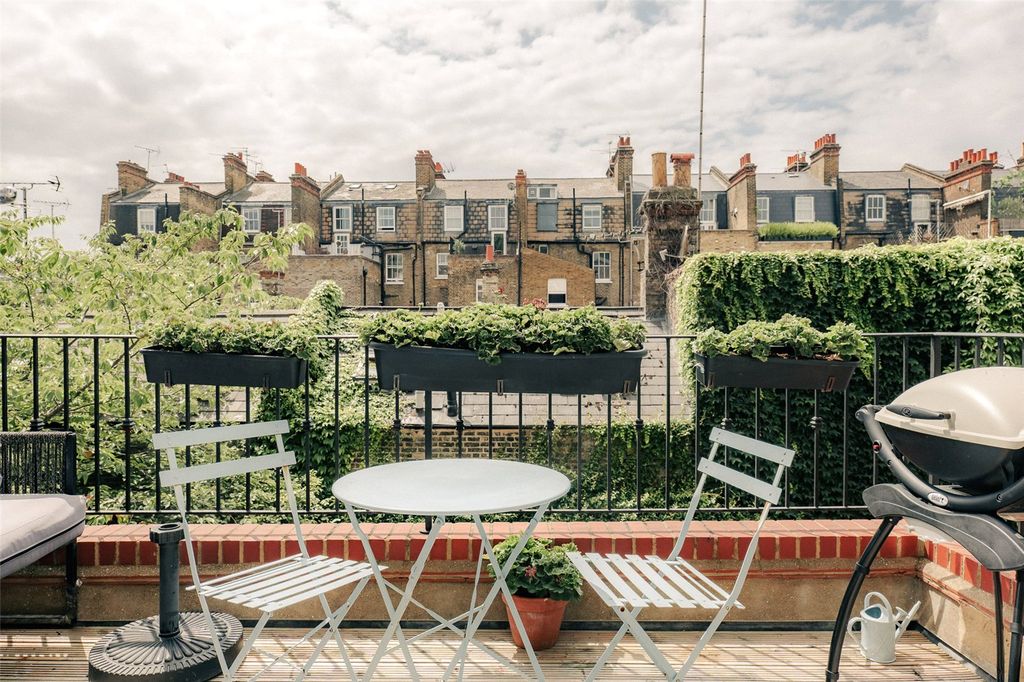Property photo 3 of 16 Terrace