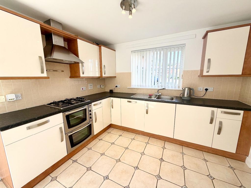 Property photo 3 of 16 Kitchen