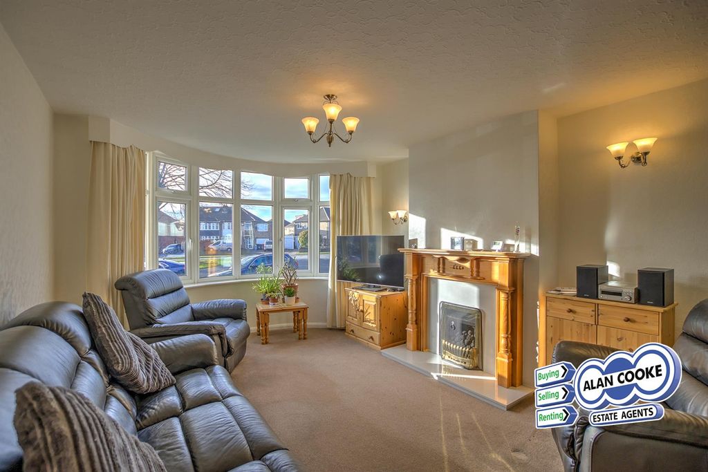 Property photo 3 of 16 Lounge