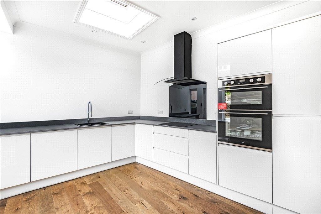 Property photo 3 of 10 Kitchen