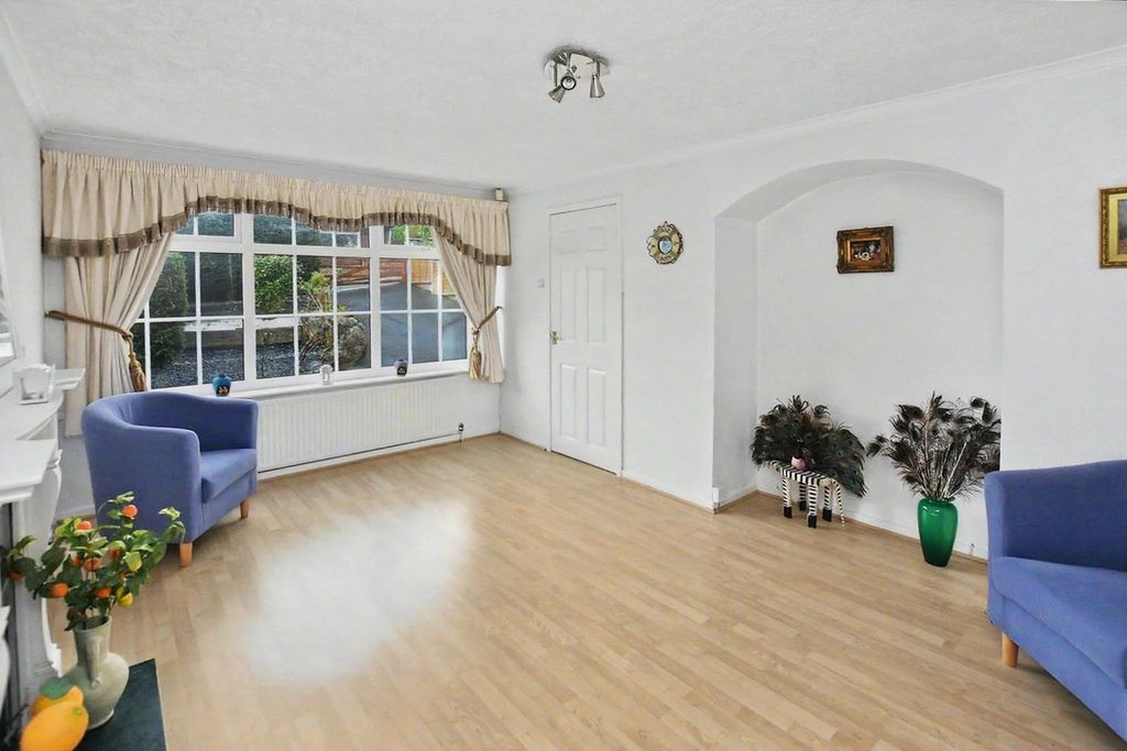 Property photo 3 of 17 Lounge