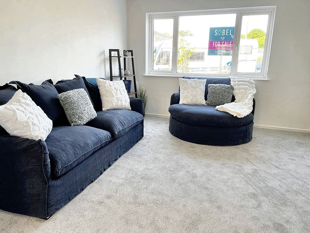 Property photo 2 of 12 Lounge