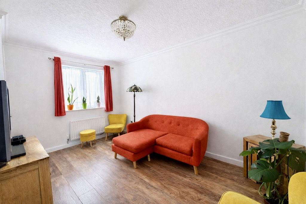 Property photo 2 of 12 Livingroom