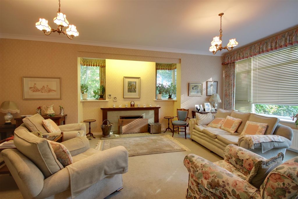 Property photo 2 of 16 Lounge