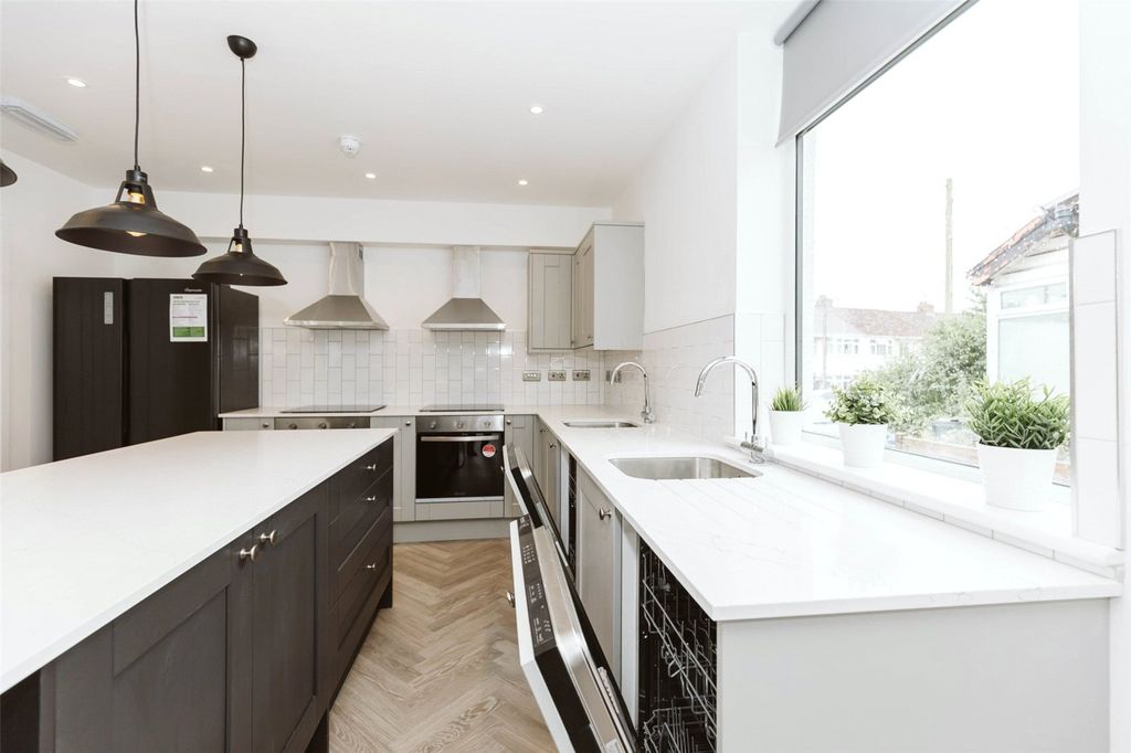 Property photo 2 of 19 Picture No. 52