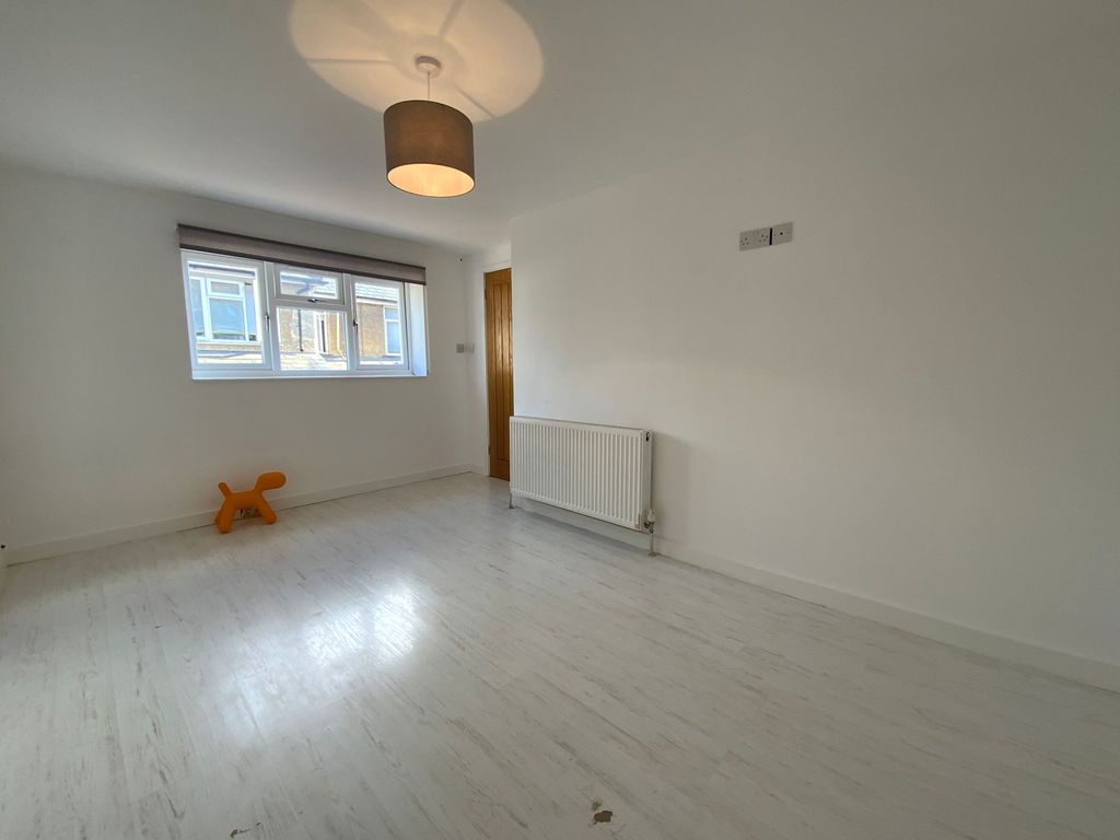 Property photo 3 of 10 Living Room