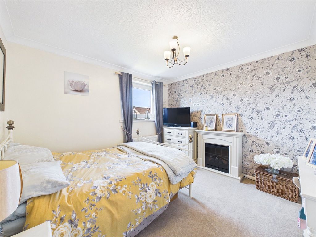 Property photo 2 of 13 Picture No. 16