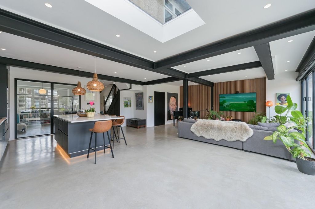 Property photo 3 of 24 Oaks Avenue