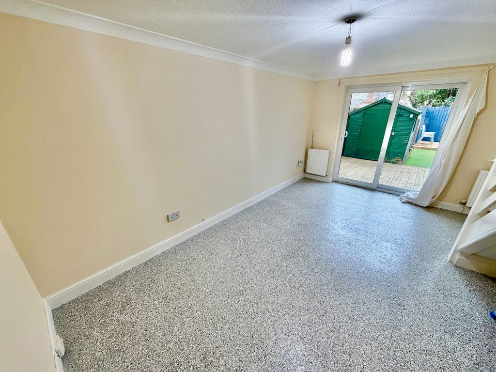 Property photo 3 of 9 Living Space