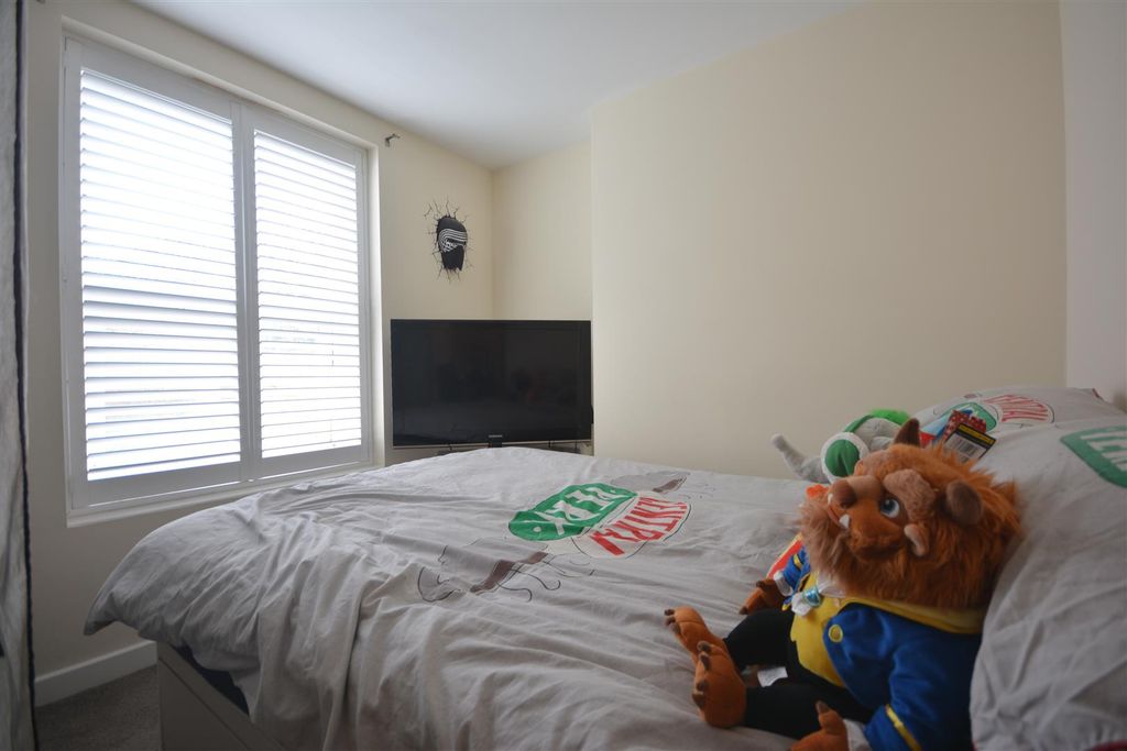 Property photo 3 of 8 Bed 1.Jpg