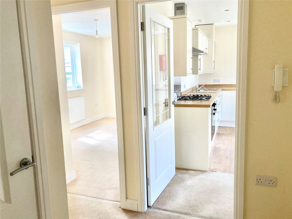 Property photo 2 of 12 Entrance Hall