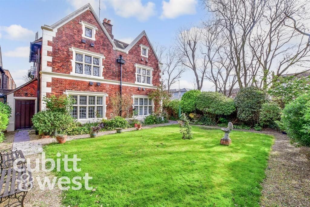 Property photo 2 of 11