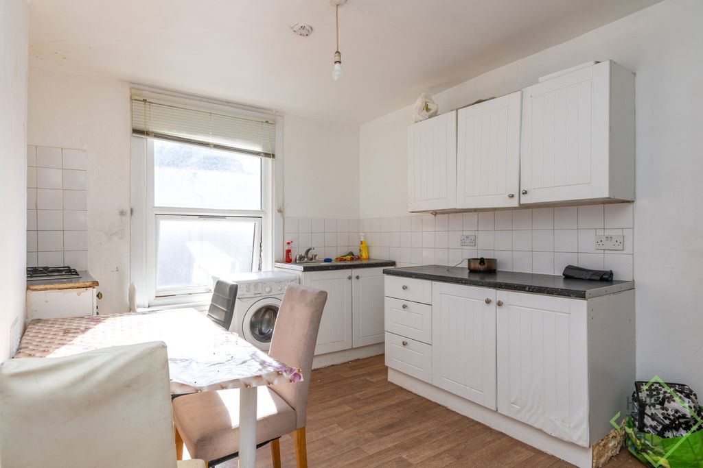 Property photo 3 of 8 Turnpike Lane, N8-1 (11)
