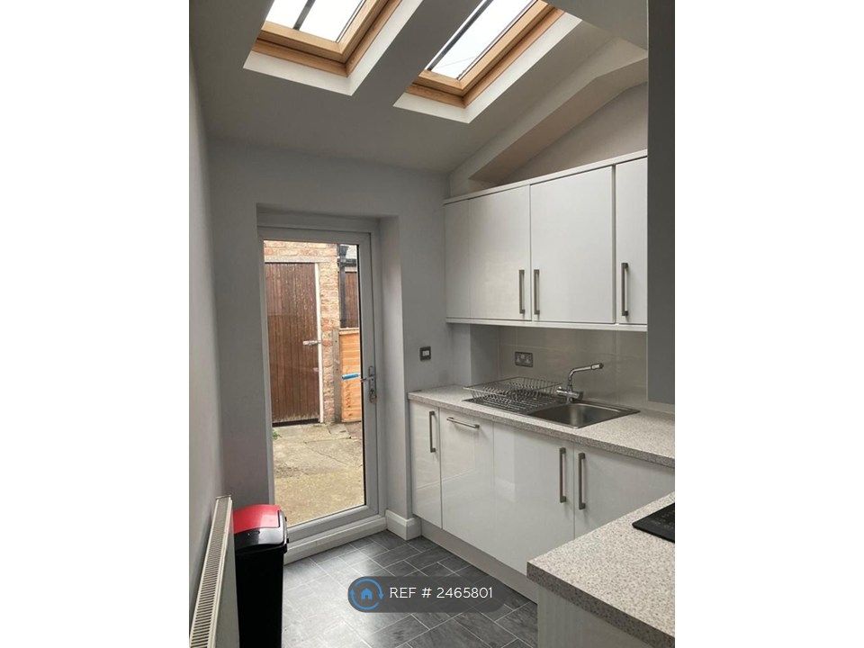 Property photo 3 of 10 Kitchen