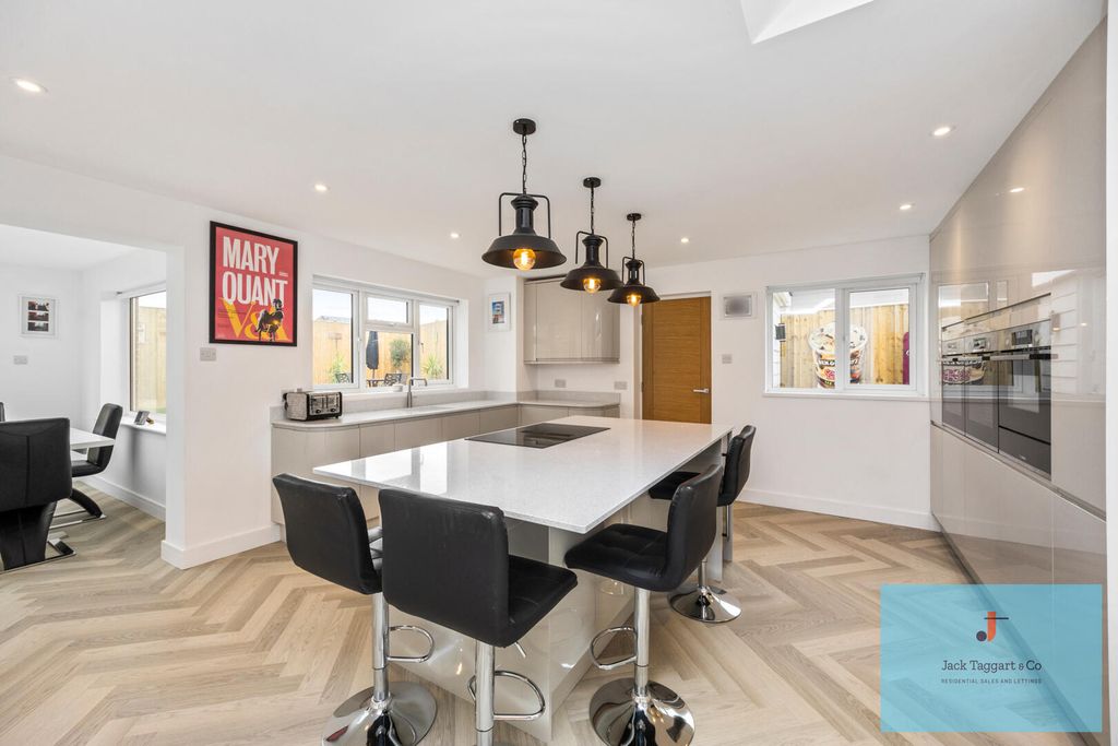 Property photo 3 of 25 Kitchen