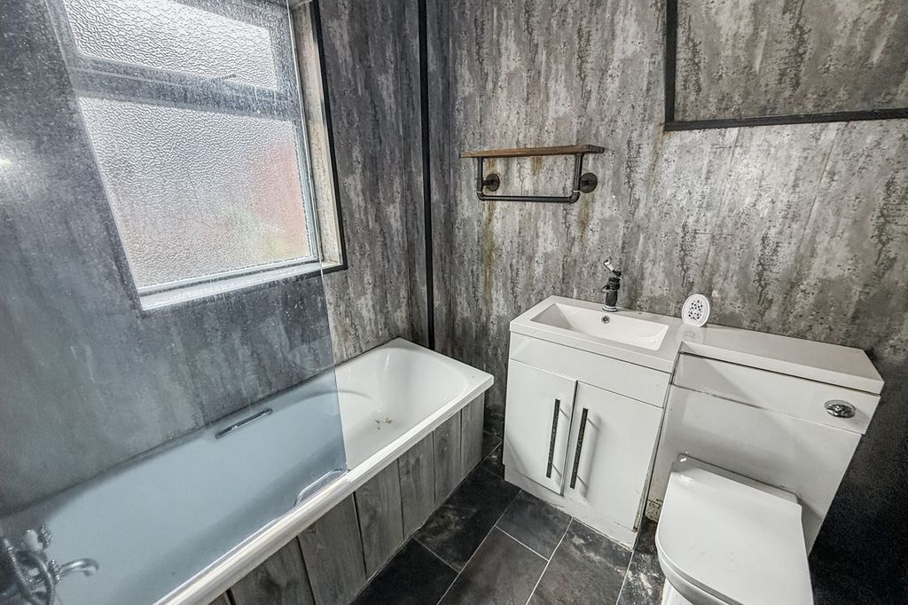 Property photo 2 of 19 Ground Floor Flat, 39 Warwick Road, South Shields Ne34 0Sq