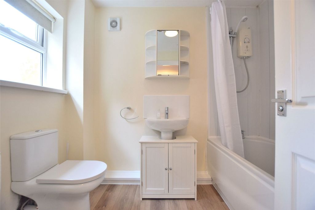 Property photo 3 of 9 Bathroom