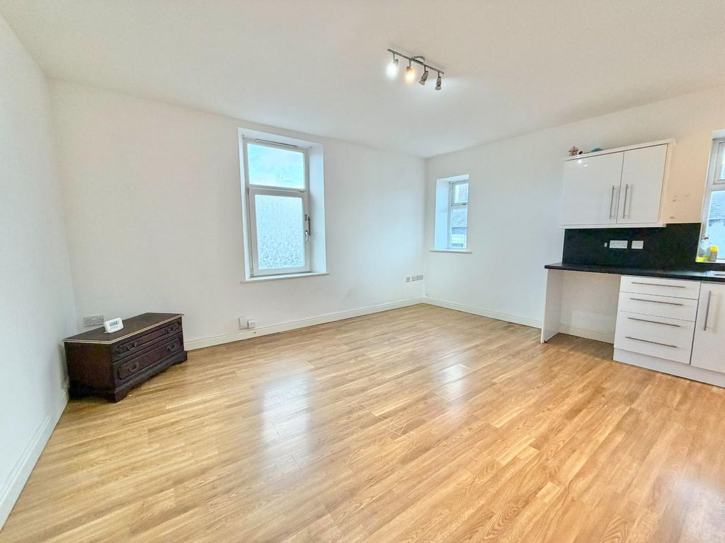 Property photo 2 of 7 98E379c0-25Be-4A29-8095-4A78935ce9De.Jpg
