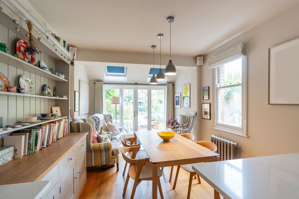 Property photo 3 of 23 24 Lonsdale Road-04636