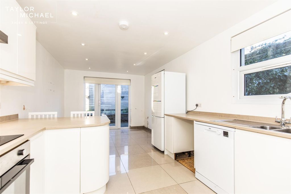 Property photo 3 of 17 Kitchen