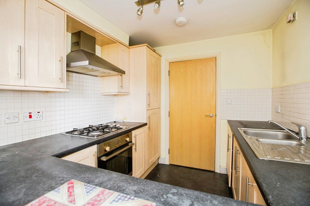 Property photo 3 of 19 Kitchen