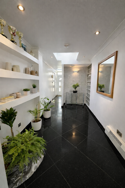 Property photo 3 of 11 Hallway