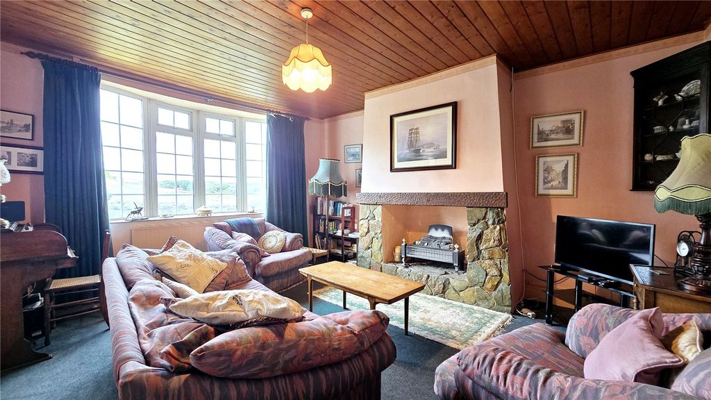 Property photo 3 of 18 Lounge