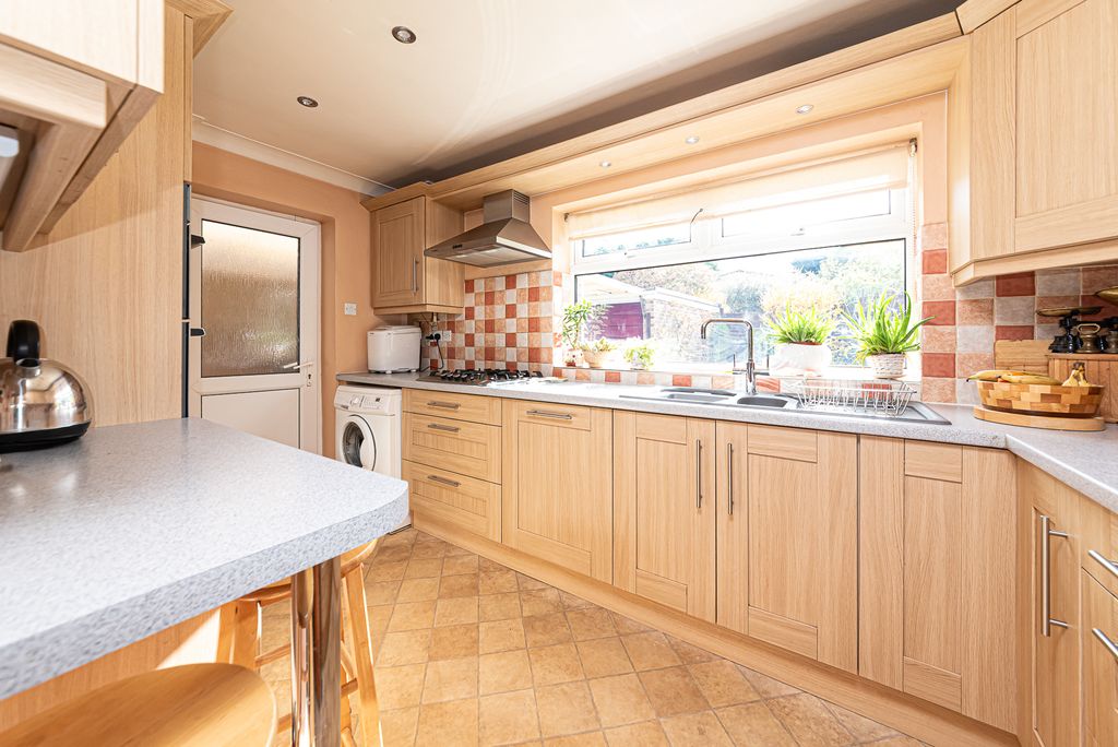 Property photo 3 of 11 Kitchen