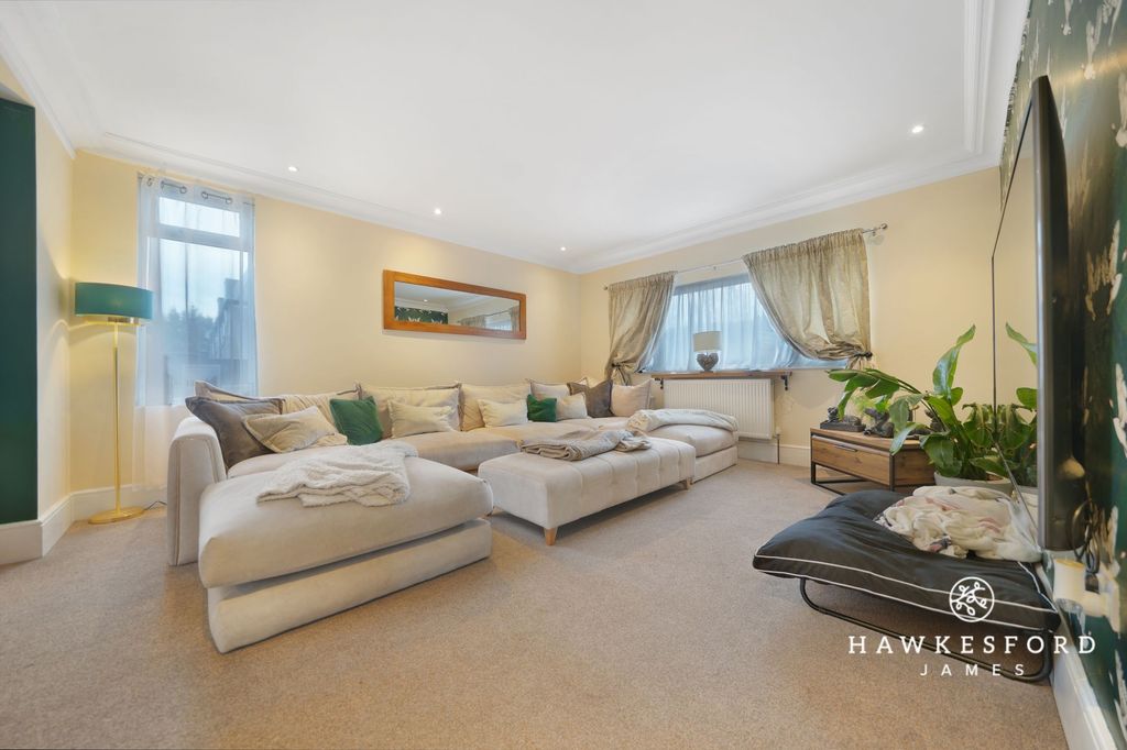 Property photo 2 of 16 London Road, Teynham - Lounge