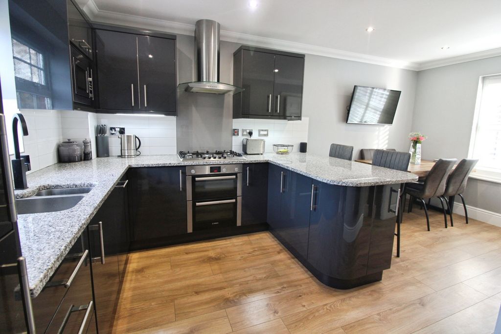 Property photo 2 of 19 Kitchen